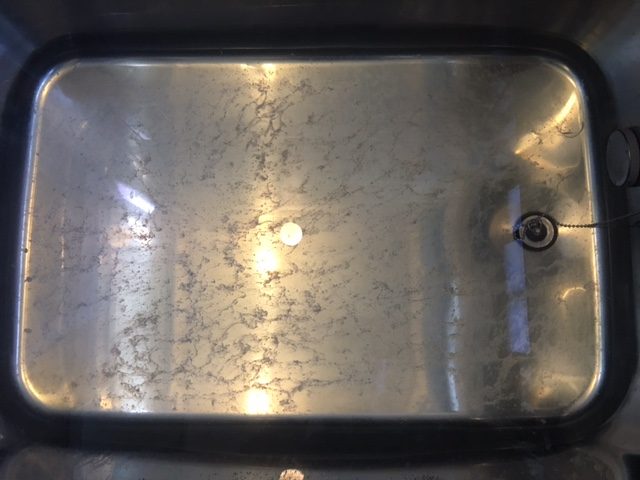前日の残り湯に 白い糸状の汚れが大量に沈殿している 風呂釜洗浄pro お風呂清掃 東京クリーン