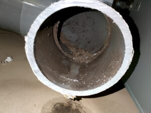 浴室天井換気扇から茶色い水が落ちてくる