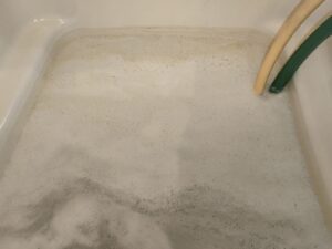 残り湯に白い糸状の汚れ(鼻水・ゲル状の様な排出物)の改善依頼　追い焚き配管洗浄