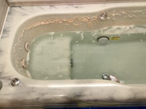 ジェットバスからの白い汚れの洗浄依頼・・・・・鎌倉市
