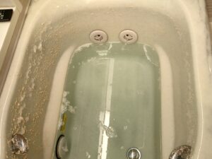 ジェットバスからの白い汚れの洗浄依頼・・・・・鎌倉市