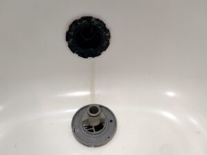 湯張りをするとホコリっぽい汚れ出てくる「追い焚き配管洗浄」・・・・・西東京市