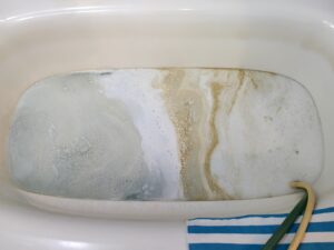 湯張りをするとホコリっぽい汚れ出てくる「追い焚き配管洗浄」・・・・・西東京市