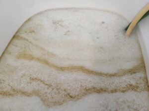 湯張りをするとホコリっぽい汚れ出てくる「追い焚き配管洗浄」・・・・・西東京市